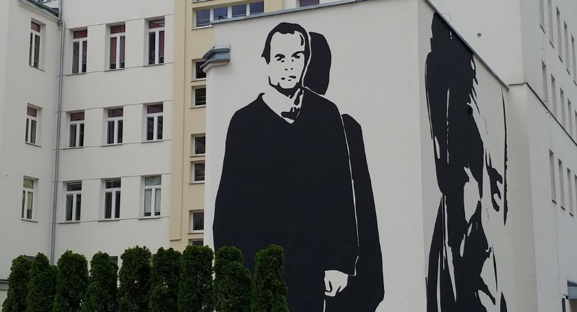 Mural upamiętniający Jacka Kuronia na warszawskiej Woli.