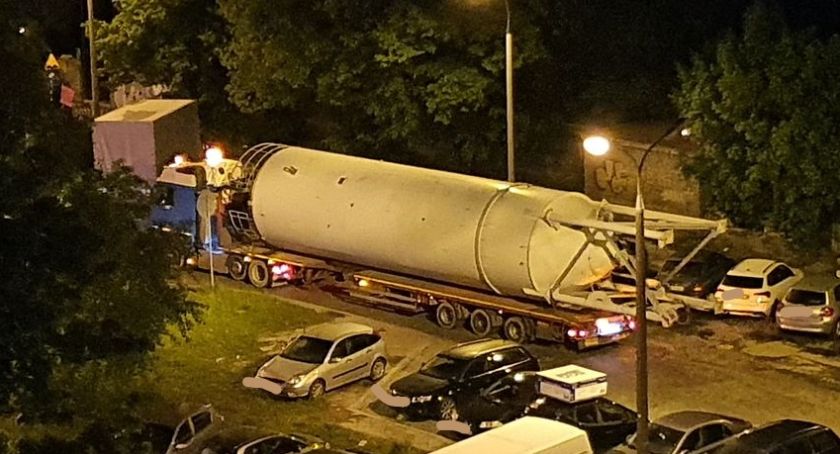 Ciężarówka wieczorem, jadąca ul. Ordona na Woli w Warszawie.