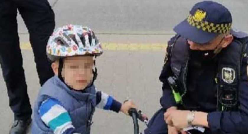 Chłopczyk na rowerku i Strażnik Miejski