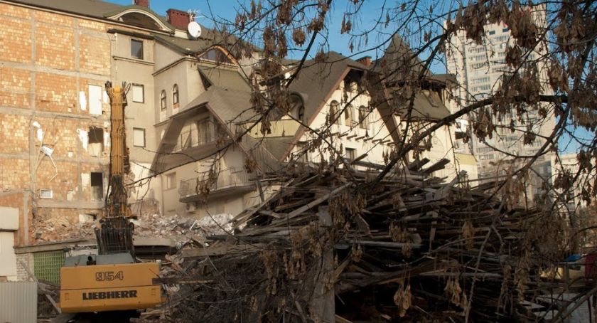 Hotel Czarny Kot na początku rozbiórki w 2019 roku