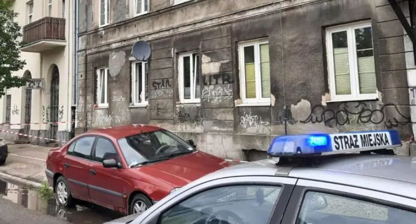 Kamienica przy Miedzianej, radiowóz Straży Miejskiej.