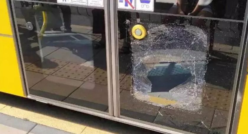 Rozbite drzwi tramwaju 