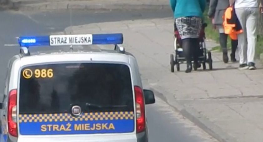Radiowóz Straży Miejskiej na ulicy 