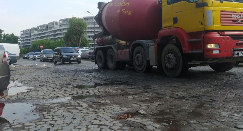 Droga, ciężarówka i inne samochody w trakcie jazdy.