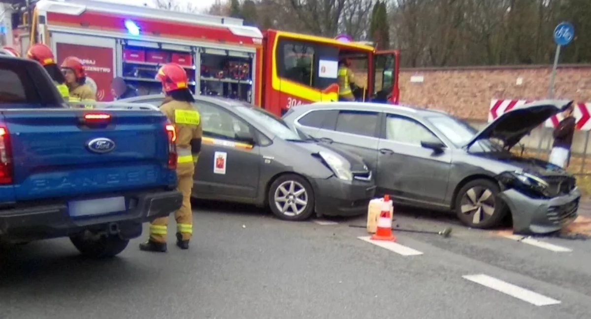 Wypadki, Groźne zderzenie Pomagali strażnicy - zdjęcie, fotografia