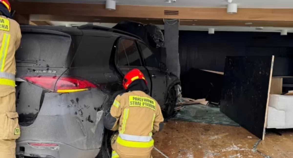 Bezpieczeństwo, SAMOCHÓD WBIŁ ŚRODEK SKLEPU - zdjęcie, fotografia