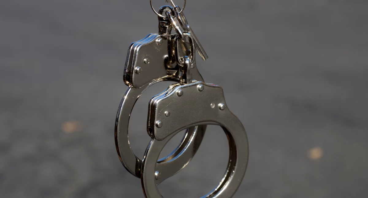 Bezpieczeństwo, Kolejny poszukiwany złapany przez policjantów - zdjęcie, fotografia