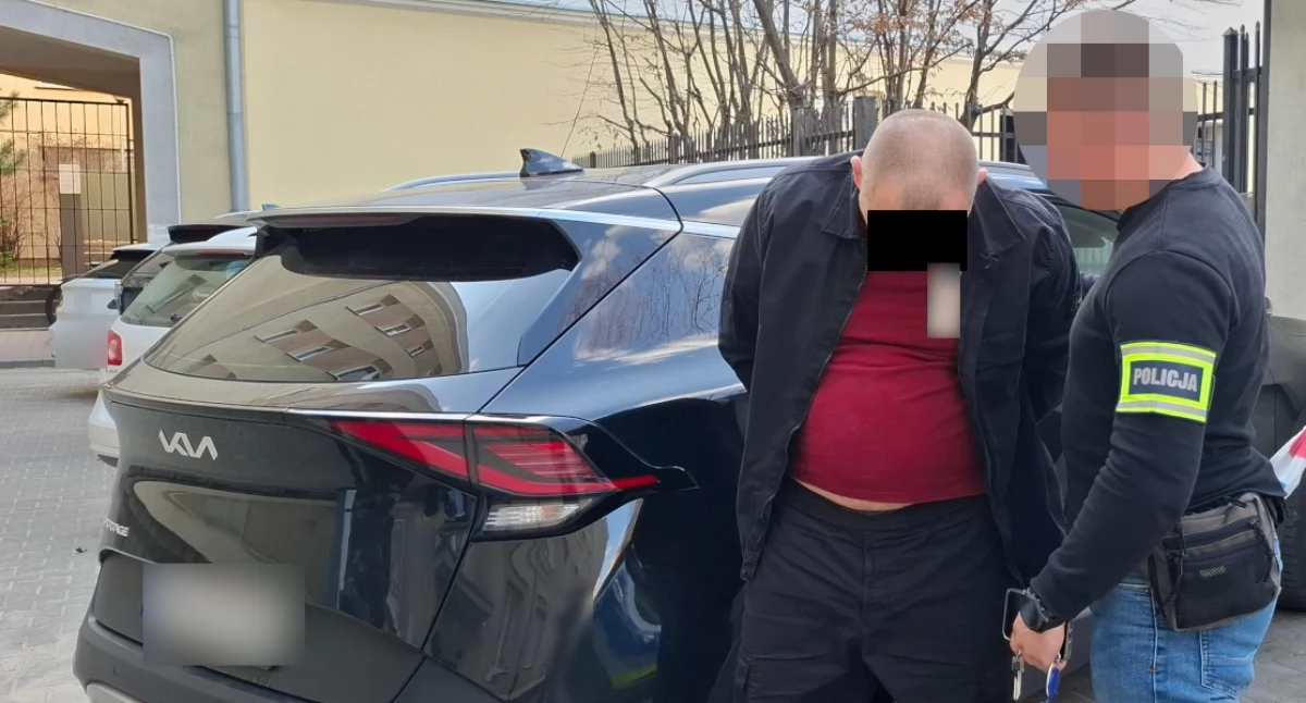 Bezpieczeństwo, ZAKONIE latek rękach policjantów - zdjęcie, fotografia