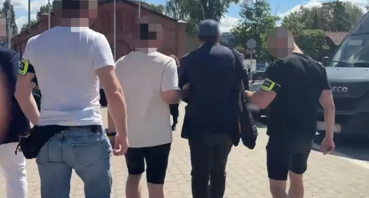 Bezpieczeństwo, ZATRZYMANY PODCZAS TARGÓW Policjanci akcji! - zdjęcie, fotografia