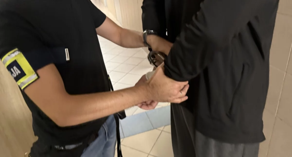 Bezpieczeństwo, POLICJANCI ZŁAPALI poszukiwanego! - zdjęcie, fotografia