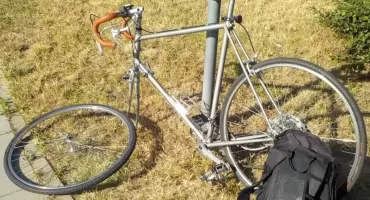 Wysadziło go z siodełka, rower się rozpadł. Akcja pomocowa na Woli