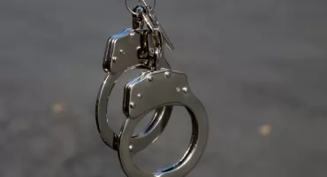 Poszukiwany pięcioma podstawami w rękach policji na Woli