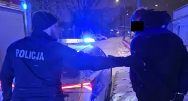 Na widok policjantów ukrył się za ladą. Zatrzymanie na Bemowie!